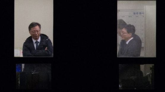 팔짱낀채 웃으며 조사받는 우병우…'황제 소환' 논란