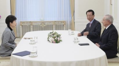박 대통령, 천주교·개신교 원로 만나 “사이비 소문 사실 아냐”