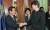 1998년 6월 미국 방문한 김대중 대통령을 수행중인 박상천 법무부장관(왼쪽)과 재닛 리노 미국 법무부장관이 양국 장관 회담에 앞서 악수하고 있다.