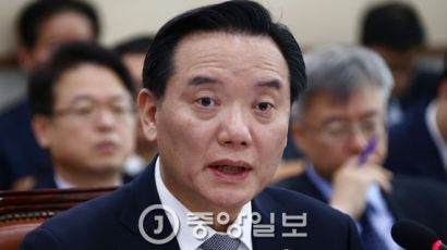 김현웅 법무, 우병우 황제소환에 “국민들 우려하실 사진…나도 수사보고 안받아"