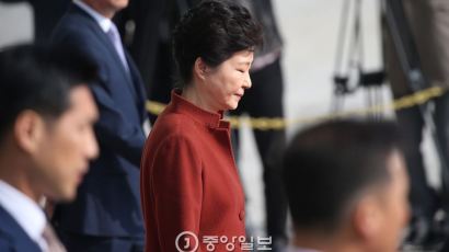 [포토 사오정] 15분 만에 굳은 표정으로 국회 떠난 박 대통령
