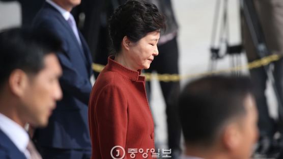 [포토 사오정] 15분 만에 굳은 표정으로 국회 떠난 박 대통령
