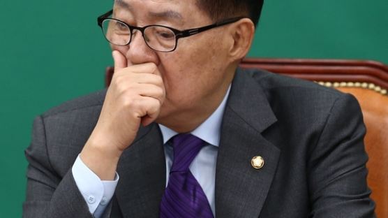 박지원 “우린 대통령이 던진 덫에 빠졌다…하지만 촛불은 더 탈 것” 