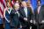 미국 공화당 경선주자 도널드 트럼프(앞줄 오른쪽)가 16일 마이크 펜스 인디애나 주지사를 부통령 후보로 공식 지명했다. 뒷줄은 왼쪽부터 장녀 이방카와 사위 재러드 쿠시너, 큰며느리 바네사. 