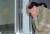 차은택씨가 10일 서울 서초구 검찰청사에 조사를 받으로 나오고 있다. 모자도 가발도 없는 맨머리다. 김상선 기자 
