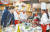 ‘제6회 테팔 요리왕 대회’에서 오세득 셰프(왼쪽에서 첫째)와 맹현지 셰프(왼쪽에서 넷째)가 참가자 요리 과정을 심사하고 있다. 프리랜서 송경빈