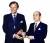 1987년 5월 영국 금속학회 애터튼 회장에게 철강의 노벨상으로 불리는 베세머 금상을 받는 청암 박태준. 청암은 이 순간을 평생의 값진 보람으로 꼽았다. / 포스코 제공
