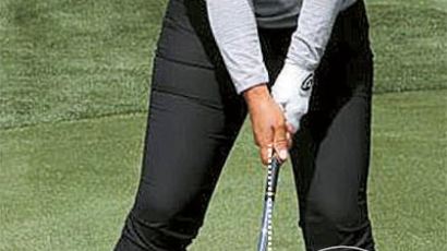 [골프여왕 박세리 챔피언 레슨] 왼발 내리막 지형, 어깨와 지면 평행 유지해야