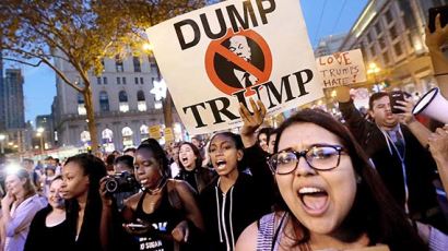 [트럼프의 미국] “트럼프는 내 대통령 아니다” 미국 곳곳 청년 시위