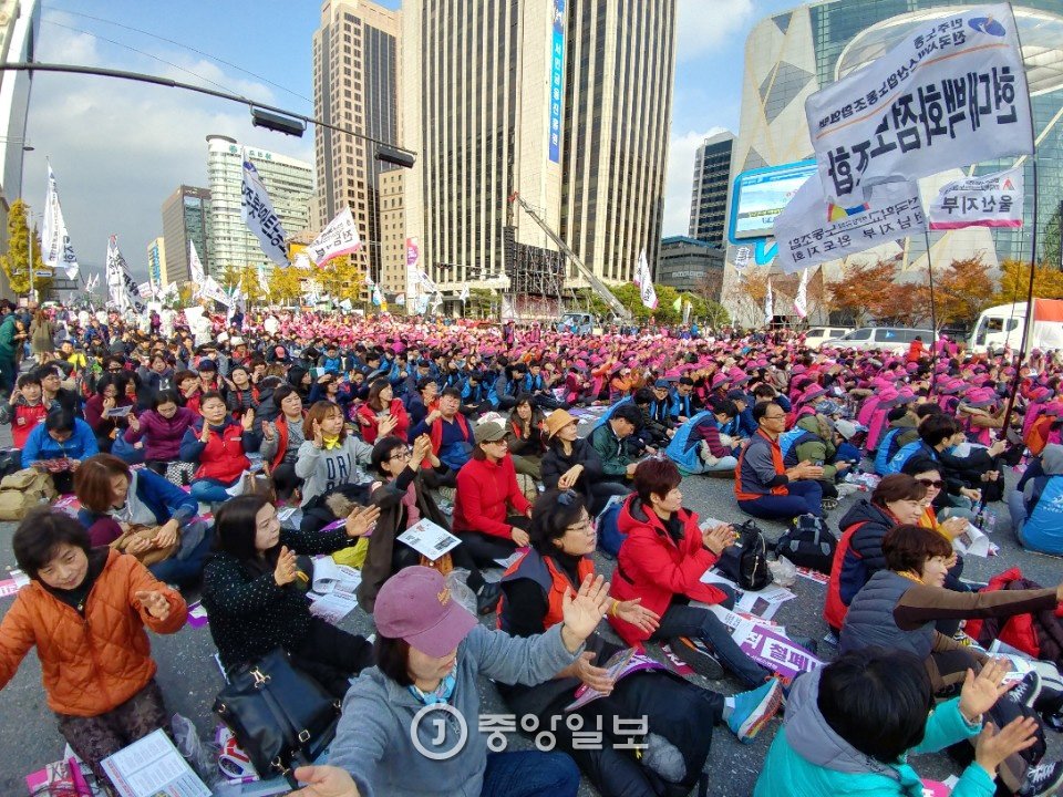 박근혜 하야 민중 총궐기가 12일 서울 광화문과 시청에서 열리고 있다. 신인섭 기자