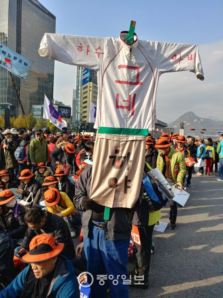 박근혜 하야 민중 총궐기가 12일 서울 광화문과 시청에서 열리고 있다. 신인섭 기자
