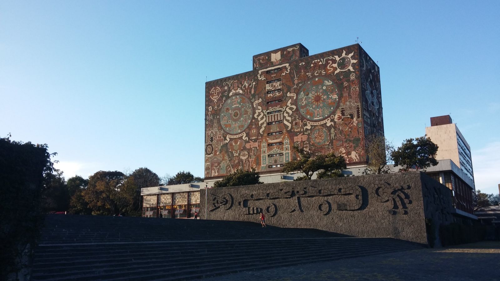 국립자치대학교(UNAM) 중앙도서관 벽화.