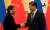 지난달 20일 중국을 방문한 로드리고 두테르테 필리핀 대통령(왼쪽)은 정상회담에 앞서 시진핑 중국 국가주석(오른쪽)과 악수하고 있다. [중앙포토]