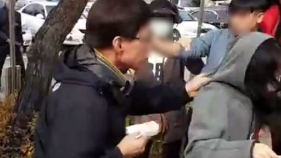 박사모, 박정희 생가 앞에서 1인 시위하던 여성 폭행