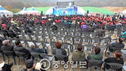 [르포] 박정희 탄생 99주년 맞춰 기념사업에 1000억원 투입 논란