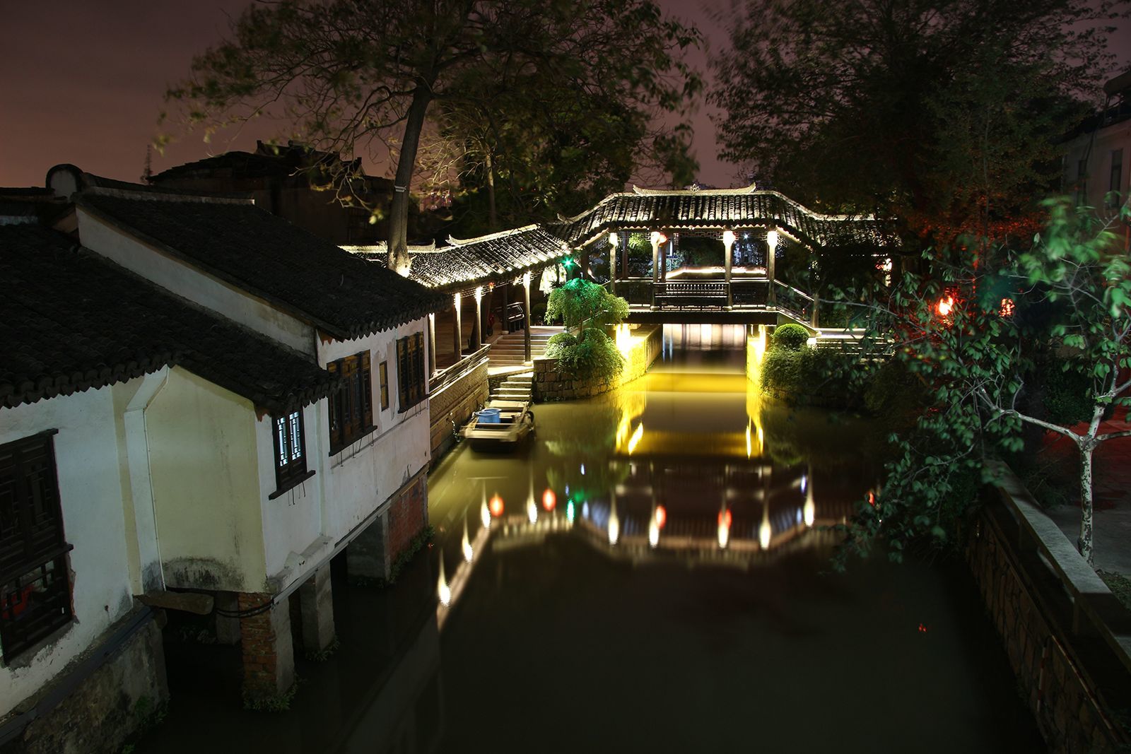 신창 마을은 야경도 아름답다.