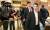 도널드 트럼프 미국 대통령 당선인 장남 트럼프 주니어(오른쪽)와 차남 에릭이 14일(현지시간) 뉴욕 트럼프타워 로비에서 에스컬레이터를 타고 있다. [로이터=뉴스1]
