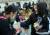 2017학년도 대학수학능력시험일인 17일 서울 반포고 앞에서 수험생들을 격려하는 후배학생들이 박근혜 대통령이 담화문을 풍자하는 피켓을들고 있다. 김상선 기자 