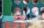 17일 오전 서울 이화여고 앞에서 한 학부모가 애틋한 표정으로 자녀의 시험장을 보고 있다. 김경록 기자 