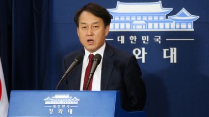 靑 “추미애 ‘박근혜 계엄령 발언’, 무책임한 정치적 선동 유감”