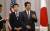 아베 신조 일본 총리가 17일(현지시간) 미국 뉴욕에서 도널드 트럼프 당선인과 비공식 회담을 마친 후 기자회견을 열고 있다. [뉴시스]