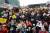박사모(박근혜를 사랑하는모임) 회원등 보수단체 회원들이 19일 서울역 광장에서 하야 반대 집회를 열고 있다. 김성룡 기자