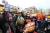 박사모(박근혜를 사랑하는모임) 회원등 보수단체 회원들이 19일 서울역 광장에서 하야 반대 집회를 열고 있다. 김성룡 기자