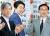 아베 신조 일본 총리(가운데)가 참의원 선거가 치러진 지난 7월 10일 밤 자민당 본부에서  소속 후보 명단에 당선표를 붙이고 있다. 자민·공명 연립정권은 2개 야당의 지원을 받아 개헌에 필요한 3분의 2 의석을 확보했다. [AP=뉴시스]