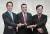21일 서초사옥에서 삼성전자 손영권 전략혁신센터 사장(왼쪽), 하만의 디네쉬 팔리월 CEO(가운데), 삼성전자 박종환 부사장이 협력을 다짐하고 있다. [사진 삼성전자]