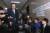 이정현 새누리당 대표가 11월 14일 국회 당 대표실 앞에서 자신의 사퇴를 주장하는 원외당협위원장들과 만나 이야기 나눈 후 자리를 뜨고 있다.