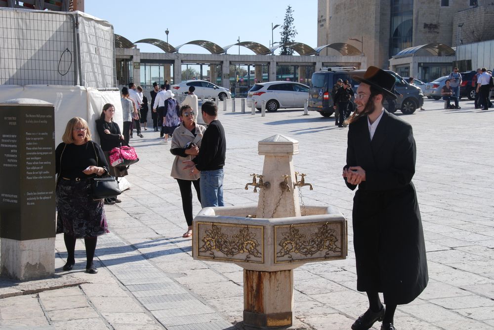 정통파 유대교인이 통곡의 벽 광장에 설치된 수돗가에서 손을 씻고 있다. 