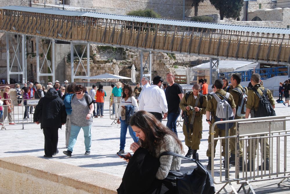‘통곡의 벽’ 광장은 사람들로 붐볐다. 총을 든 이스라엘 군인들을 비롯해 유대교 랍비와 유모차를 끄는 여성들까지 다양한 사람들이 이곳으로 와서 기도를 했다. 물론 순례객과 관광객들도 적지 않았다.