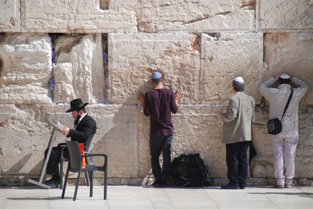 유대인들에게 ‘통곡의 벽’은 각별하다. 예루살렘 성전은 수차례 전쟁을 거치며 파괴됐다. 유일하게 남아 있는 부분이 ‘통곡의 벽’에 쌓여 있는 석벽 부분이다. 그래서 유대인들은 이곳으로 와 기도를 한다. 성전의 일부이며 ‘신을 만날 수 있는 진짜 통로’라고 생각하기 때문이다.