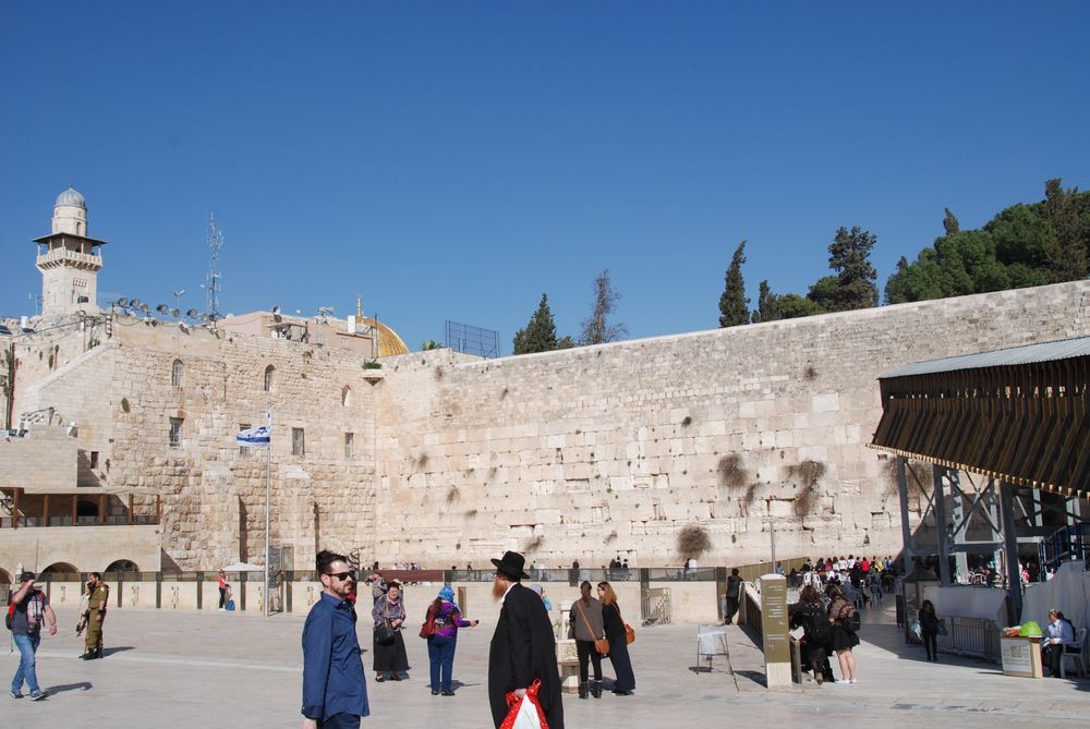 다윗의 시대에 유대인들은 예루살렘 성전에서 신을 만날 수 있다고 믿었다. 그 믿음은 지금도 남아 있다. 유대인들이 통곡의 벽을 찾아와 기도를 하는 이유도 마찬가지다. 그 벽이 옛날에 지은 성전을 둘러싼 성벽의 일부이기 때문이다.