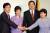 2004년 박근혜 대표가 주요 당직자들에게 임명장을 수여한 뒤 기념촬영을 하고 있다. 왼쪽부터 유승민 비서실장, 박근혜 대표, 김무성 사무총장, 전여옥 대변인.