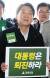 안철수 전 국민의당 대표가 서울 용산구 서울역사에서 박근혜 대통령 퇴진 촉구 서명운동을 벌이고 있다.