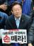 이재명 성남시장은 대선주자 중 처음으로 박 대통령의 퇴진을 주장했다. 11월 12일 더불어민주당 박근혜-최순실 게이트 규탄대회에 참석한 이 시장.