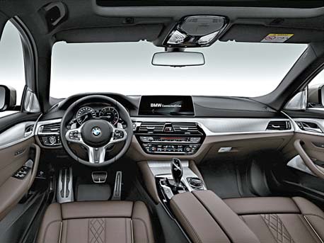 BMW 7세대 ‘뉴 5시리즈’는 실내도 7시리즈를 쏙 빼닮았다. 가로로 쭉뻗은 디자인을 기반으로 했다. 가운데 디스플레이를 돌출시켰다. 가운데 조작부(센터페시아)는 운전석 방향으로 살짝 기울였다. 운전대·기어봉 디자인에도 변화를 줬다. [사진 BMW]