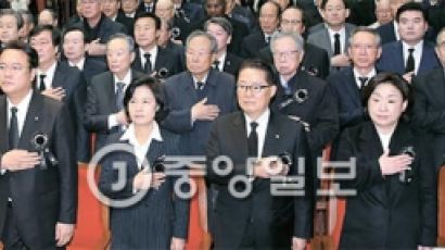 [사진] 탄핵 정국…YS 1주기에 모인 정치권