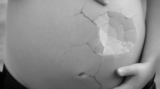 진통으로 엎드린 임신부 여자친구 성폭행한 남성