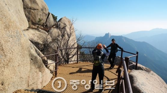 설악산 울산바위 새로운 해돋이 전망대 완공