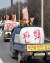 전국농민회총연맹 소속 전국의 농민들이 트럭이나 트랙터를 타고 25일 오후 경부고속도로를 이용해 서울로 향하고 있다.  트럭에는 `쌀값 보장 박근혜 구속`, `탄핵`등의 문구가 적혀 있다. 프래랜서 김성태, 김민욱 기자