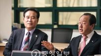 [월간중앙 12월호] “박근혜 대통령과 최씨 부녀는 인연법에 엮였다”