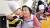 지난해 10월 서울 강동구 배움터 지역아동센터에서 열린 그린시니어 행사에서 한 아동이 어르신에게 귓속말을 하고 있다. [사진 강동노인종합복지관]