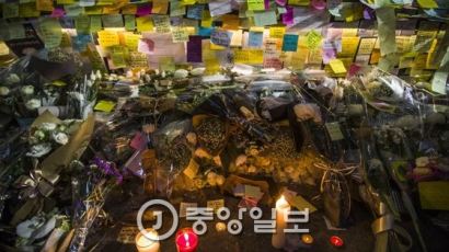 '강남역 살인 사건' 추모 포스트잇 3만5000여장 전시 