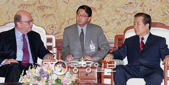외환위기 때인 1998년 4월 김대중 대통령(오른쪽)과 접견하는 윌버 로스 회장(왼쪽). [중앙포토]