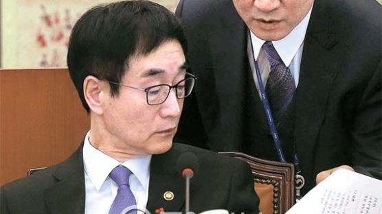 ‘최순실 교과서’ 여론에…교육부, 국정화 강행하려다 후퇴