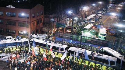 [사진] 대학생 시위대, 한밤 청와대 200m 앞까지 진출 