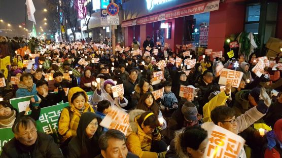 [5차 촛불집회] 춘천시민, 김진태 의원 사무실 앞에서 촛불집회