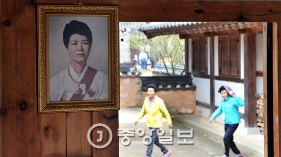 "대통령 잘못 육영수 여사 탓해선 안돼"…육영수 추모행사 논란